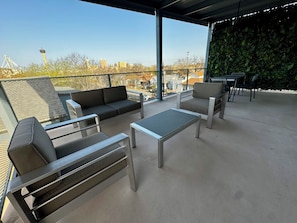 Terrace/patio - Fresh & Modern: New Apartment with Rooftop and Stunning Views (San Antonio)