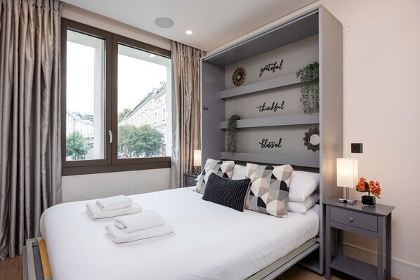 2 bedrooms, desk, iron/ironing board, internet
