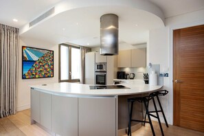 Kühlschrank, Mikrowelle, Ofen, Geschirrspüler