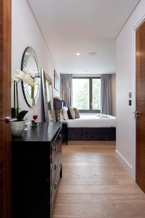 2 bedrooms, desk, iron/ironing board, Internet
