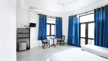 豪華三人房, 露台, 泳池景 | 書桌、免費 Wi-Fi