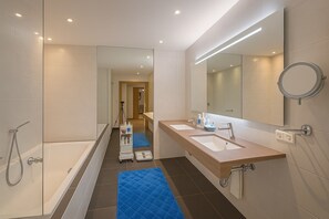Hair dryer, towels, soap, shampoo - Luxurious 120sqm vacation apartment with panoramic views - pet-friendly (Barwies)