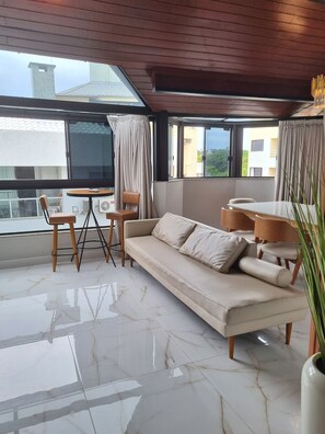 Smart TV, fireplace - Triplex beach of the English (Ingleses do Rio Vermelho Florianópolis)