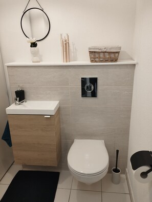 Secadora de cabello, toallas, jabón, papel de baño 