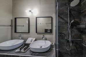 Dusche, Haartrockner, Handtücher, Seife