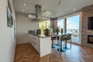 Fridge, microwave, dishwasher, coffee/tea maker