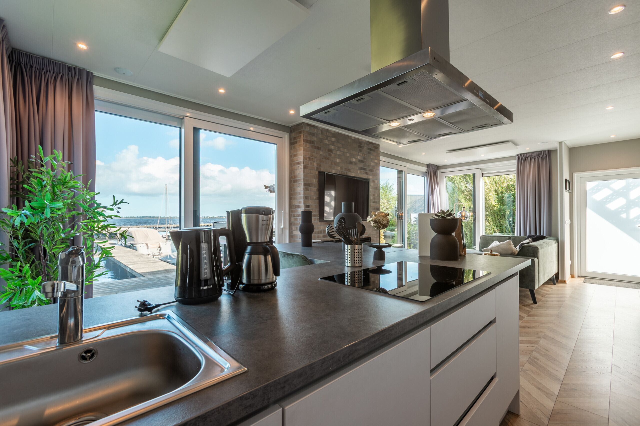 Fridge, microwave, dishwasher, coffee/tea maker