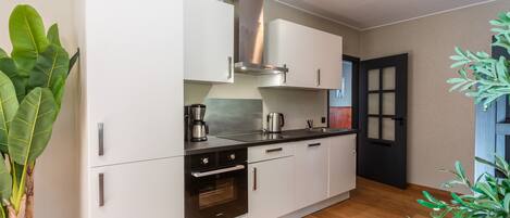 Jääkaappi, astianpesukone, kahvin-/teenkeitin