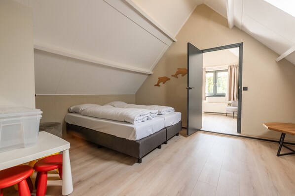 4 bedrooms, free WiFi, bed sheets