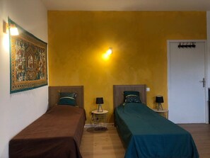 5 bedrooms, desk, iron/ironing board, WiFi