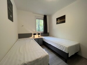 2 bedrooms, free WiFi, bed sheets - Vakantiepark De Wiltzangh - Stuga Hottub 4 (Ruinen)