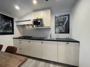 Refrigerador, microondas, lavavajillas y cafetera y tetera 