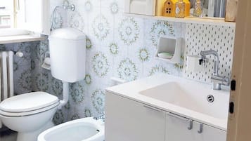 Dusche, Haartrockner, Bidet, Handtücher
