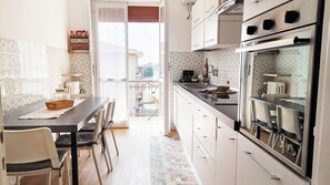 Réfrigérateur, micro-ondes, plaque de cuisson, cafetière/bouilloire