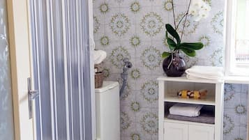 Dusche, Haartrockner, Bidet, Handtücher