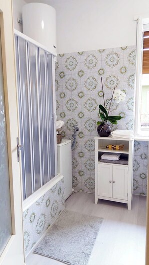 Douche, sèche-cheveux, bidet, serviettes fournies