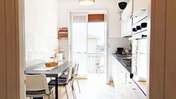 Kühlschrank, Mikrowelle, Herdplatte, Wasserkocher mit Kaffee-/Teezubehör