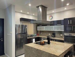 Micro-ondes, four, plaque de cuisson, lave-vaisselle
