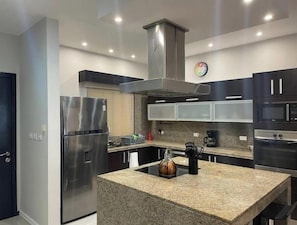 Micro-ondes, four, plaque de cuisson, lave-vaisselle