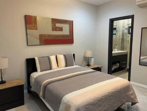 2 dormitoris, caixa forta a l'habitació i planxa i posts de planxar