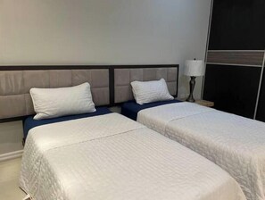 2 chambres, coffres-forts dans les chambres, fer et planche à repasser