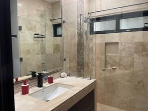 Assecador de cabells, tovalloles, sabó i paper higiènic