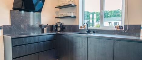 Kylskåp, mikrovågsugn, ugn och diskmaskin