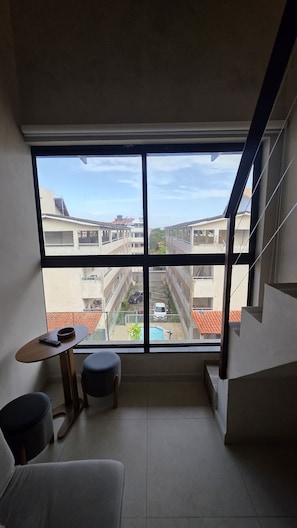 Appartement Duplex Confort, vue cour intérieure | Coin séjour