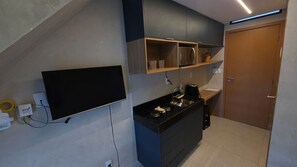 Appartement Duplex Confort, vue cour intérieure | Cuisine privée | Réfrigérateur, micro-ondes, plaque de cuisson