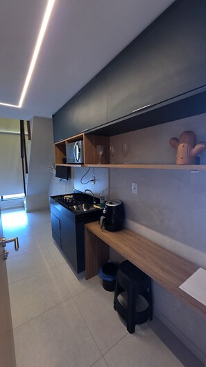 Appartement Duplex Confort, vue cour intérieure | Cuisine privée | Réfrigérateur, micro-ondes, plaque de cuisson