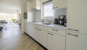 Kylskåp, mikrovågsugn, ugn och diskmaskin