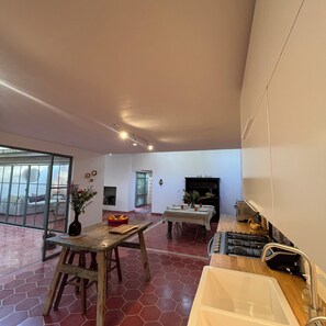 Oven, stovetop, cookware/dishes/utensils - No cuetes/ noise Ajijic Magic • 2BR/2BA, Walk to Everything (Ajijic)