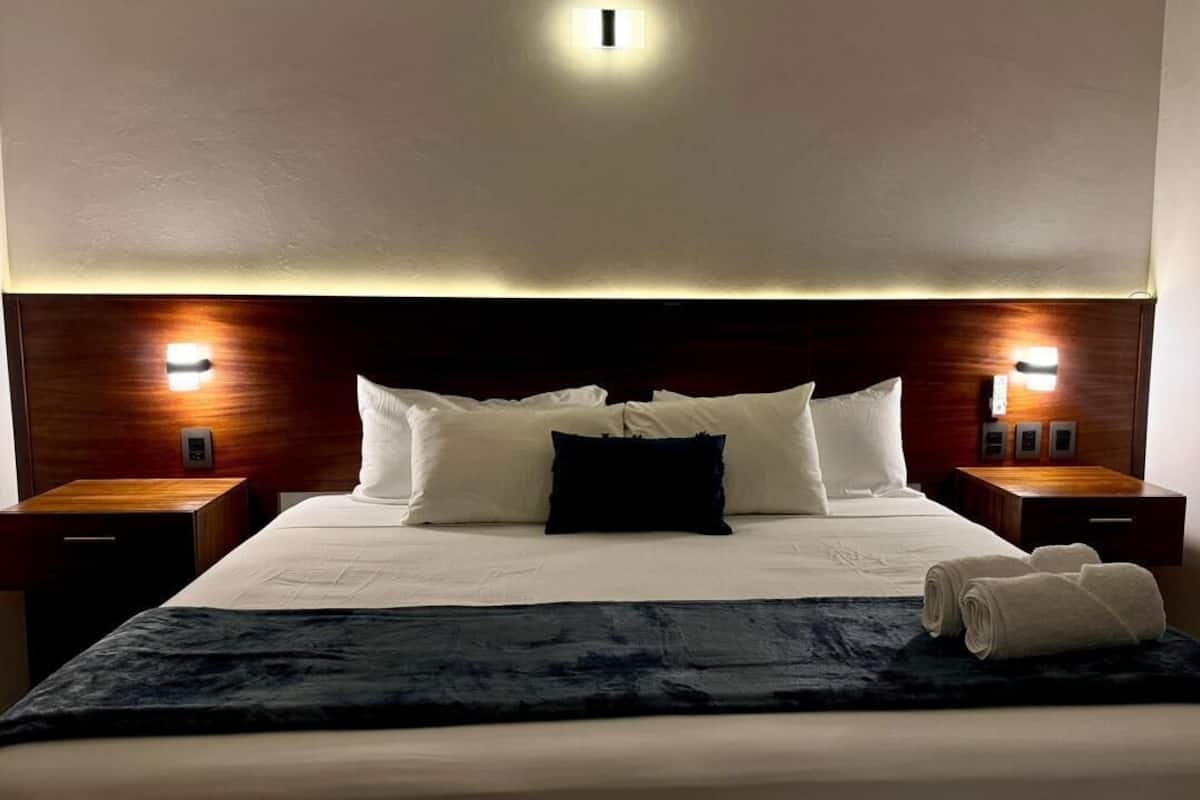 Deluxe suite, 1 kingsize bed, uitzicht op park | Luxe beddengoed, donzen dekbedden, pillowtop-bedden, een bureau