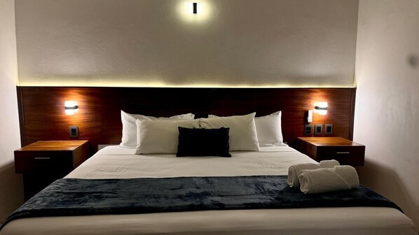 Deluxe suite, 1 kingsize bed, uitzicht op park | Luxe beddengoed, donsdekens, pillowtop-bedden, een bureau