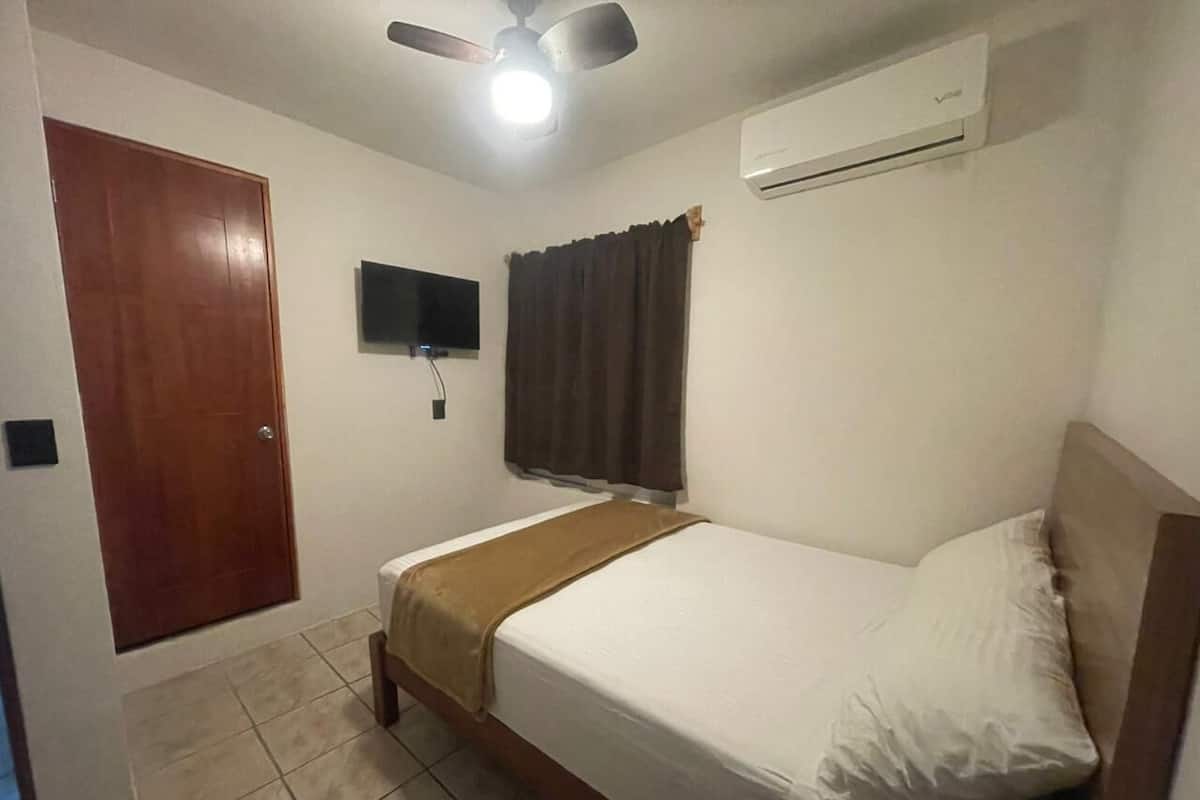 City kamer, 1 twee- of 2 eenpersoonsbedden | Luxe beddengoed, donzen dekbedden, pillowtop-bedden, een bureau