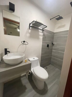 Chambre Confort double, 2 lits doubles | Salle de bain | Douche, serviettes fournies, savon, shampooing