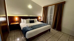Suite Deluxe, 1 très grand lit, vue sur le parc | Literie de qualité, couette en duvet, lit avec matelas à plateau-coussin