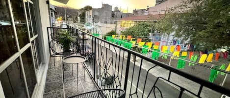 Suite Deluxe, 1 letto king, vista parco | Area soggiorno | TV a schermo piatto 40 pollici con canali digitali