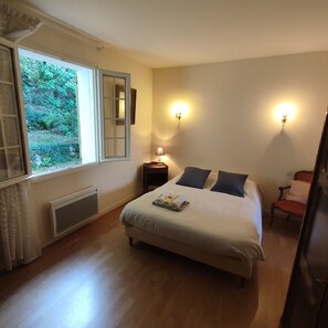 3 bedrooms, iron/ironing board, WiFi, bed sheets