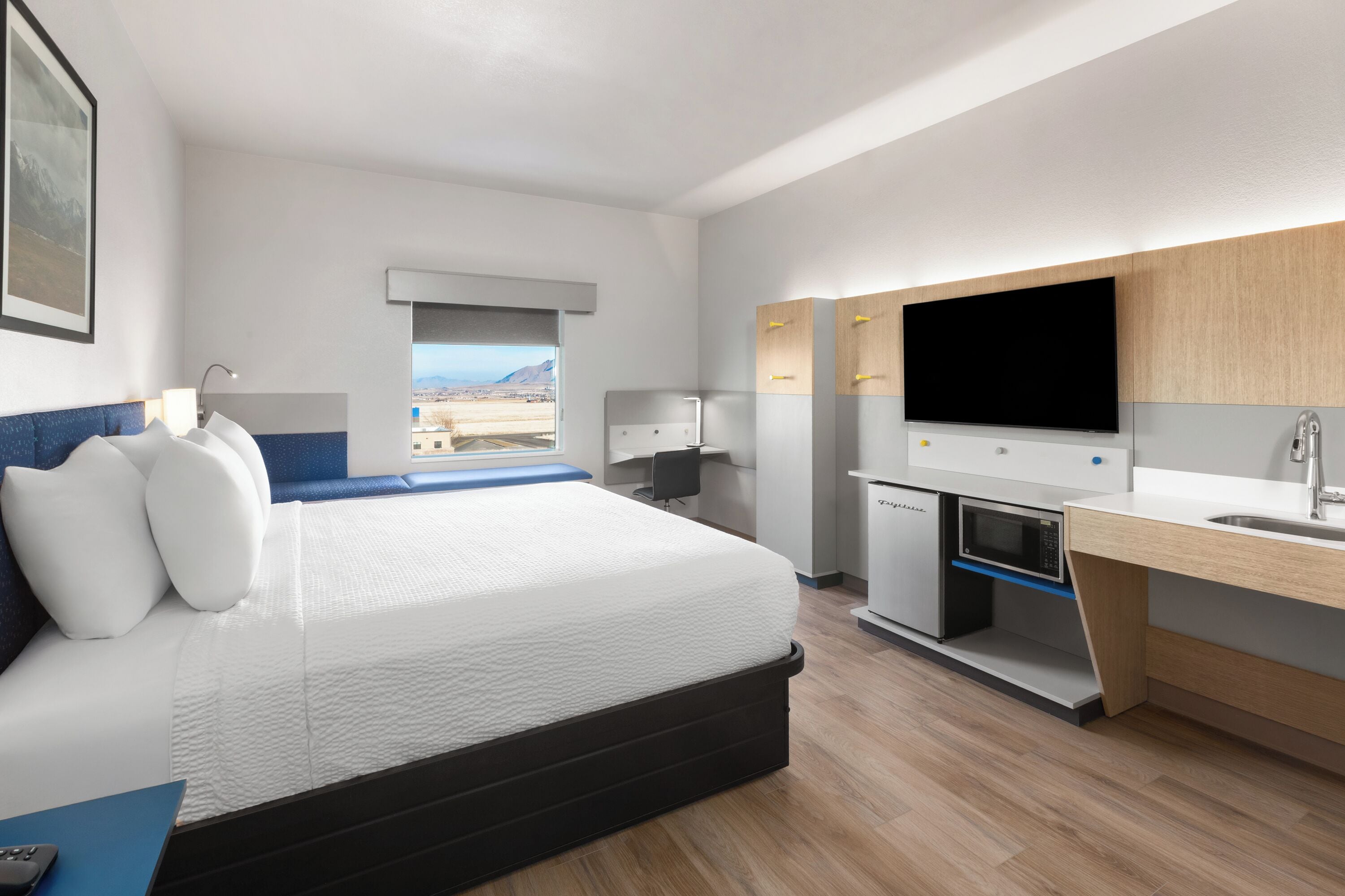 Suite, 1 très grand lit, accessible aux personnes à mobilité réduite, non-fumeurs | Espace de travail pour ordinateur portable, rideaux occultants