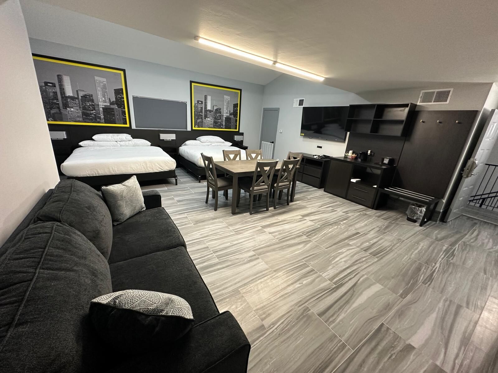 Familie suite, Meerdere bedden, niet-roken | Woonruimte | Smart-tv