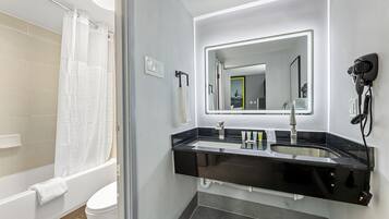 Baignoire, articles de toilette gratuits, sĂšche-cheveux