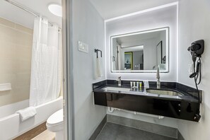 Bathtub, free toiletries, hair dryer, towels - Super 8 By Wyndham Texas City (Texas City)