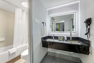 Bañera, artículos de tocador gratuitos, secador de pelo, toallas
