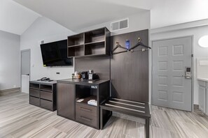 Suite familiar, varias camas, para no fumadores | Área de sala de estar | Smart TV 