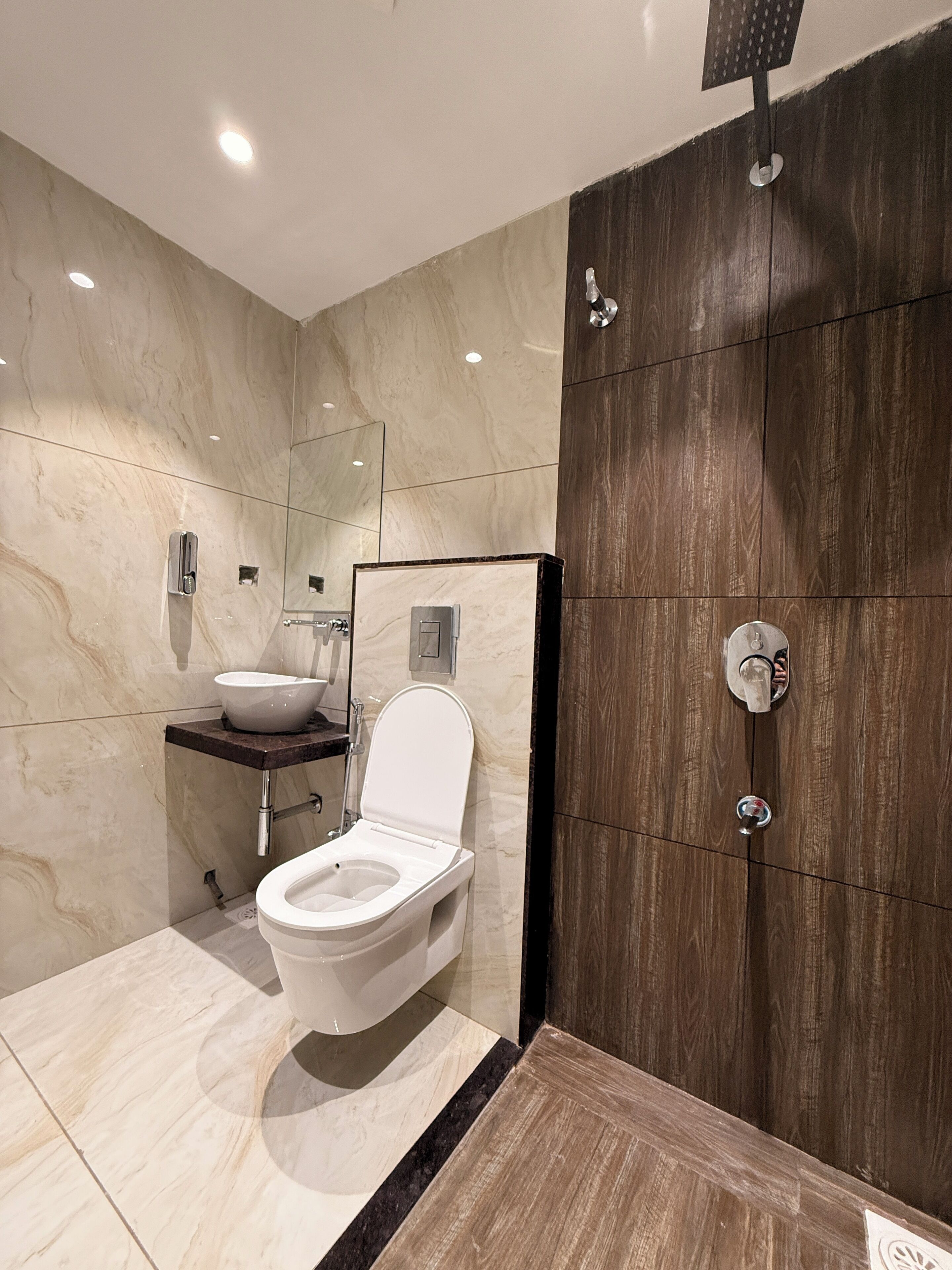 Executive-studiosviitti | Kylpyhuone | Suihkun ja ammeen yhdistelmä, tohvelit, pyyhkeet, saippua