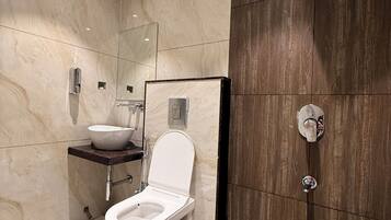 Studio Suite Executive | Phòng tắm | Vòi sen/bồn tắm kết hợp, dép đi trong nhà, khăn tắm, xà phòng