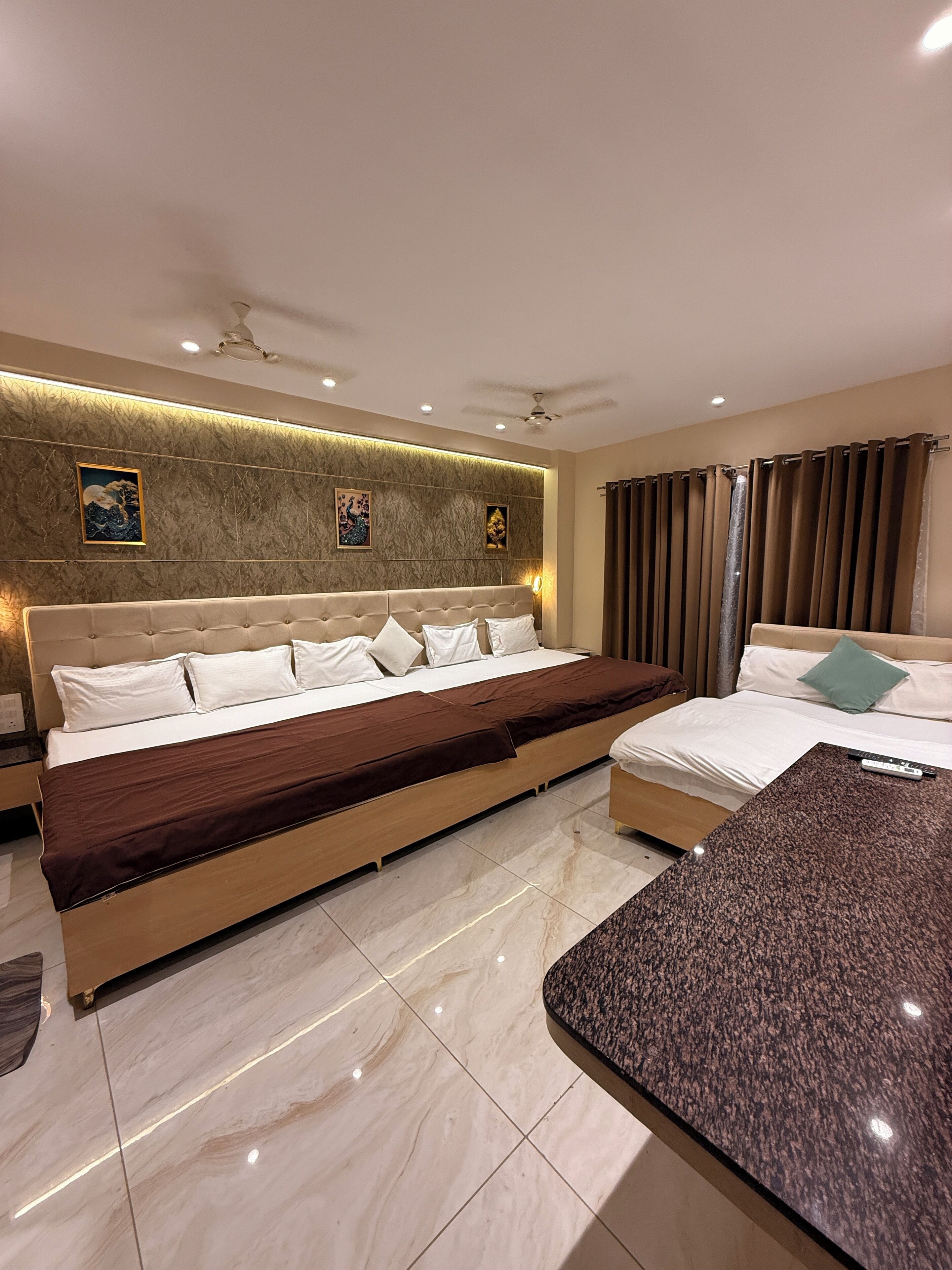 Executive Studio Suite | Desk, laptop workspace, free WiFi