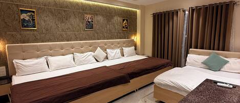 Executive Studio Suite | Desk, laptop workspace, free WiFi