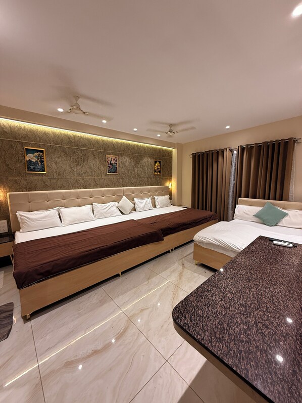 Studio Suite Eksekutif | Meja kerja, ruang kerja ramah laptop, dan Wi-Fi gratis